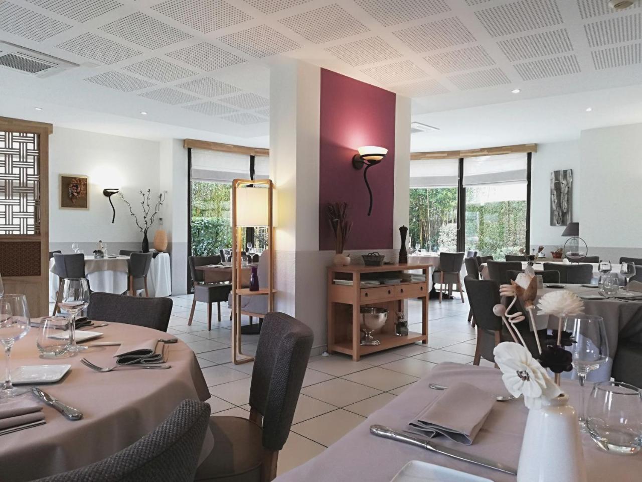 Logis Hotel Restaurant L'Oree Des Bois La Breille-les-Pins 외부 사진